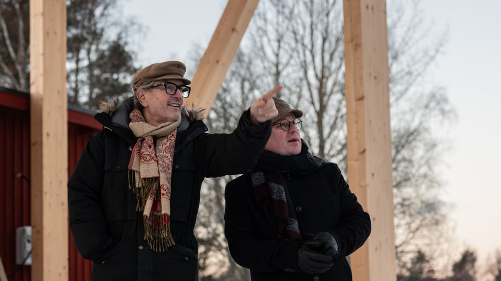 Tomas Ledin och Markus Virta står framför scenen i Lövvik