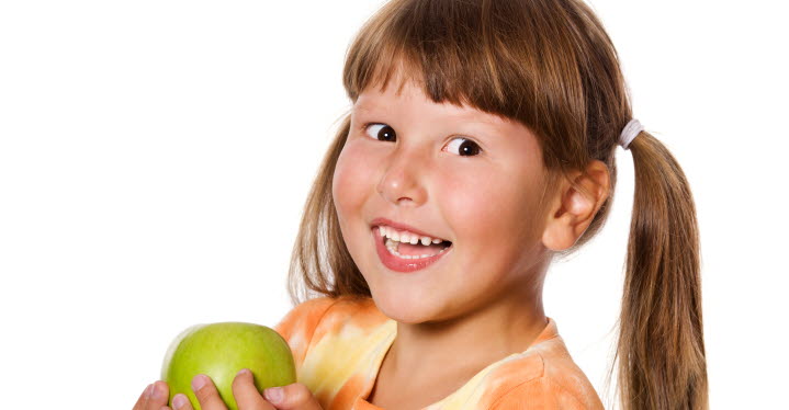 Glad tjej med grönt äpple
