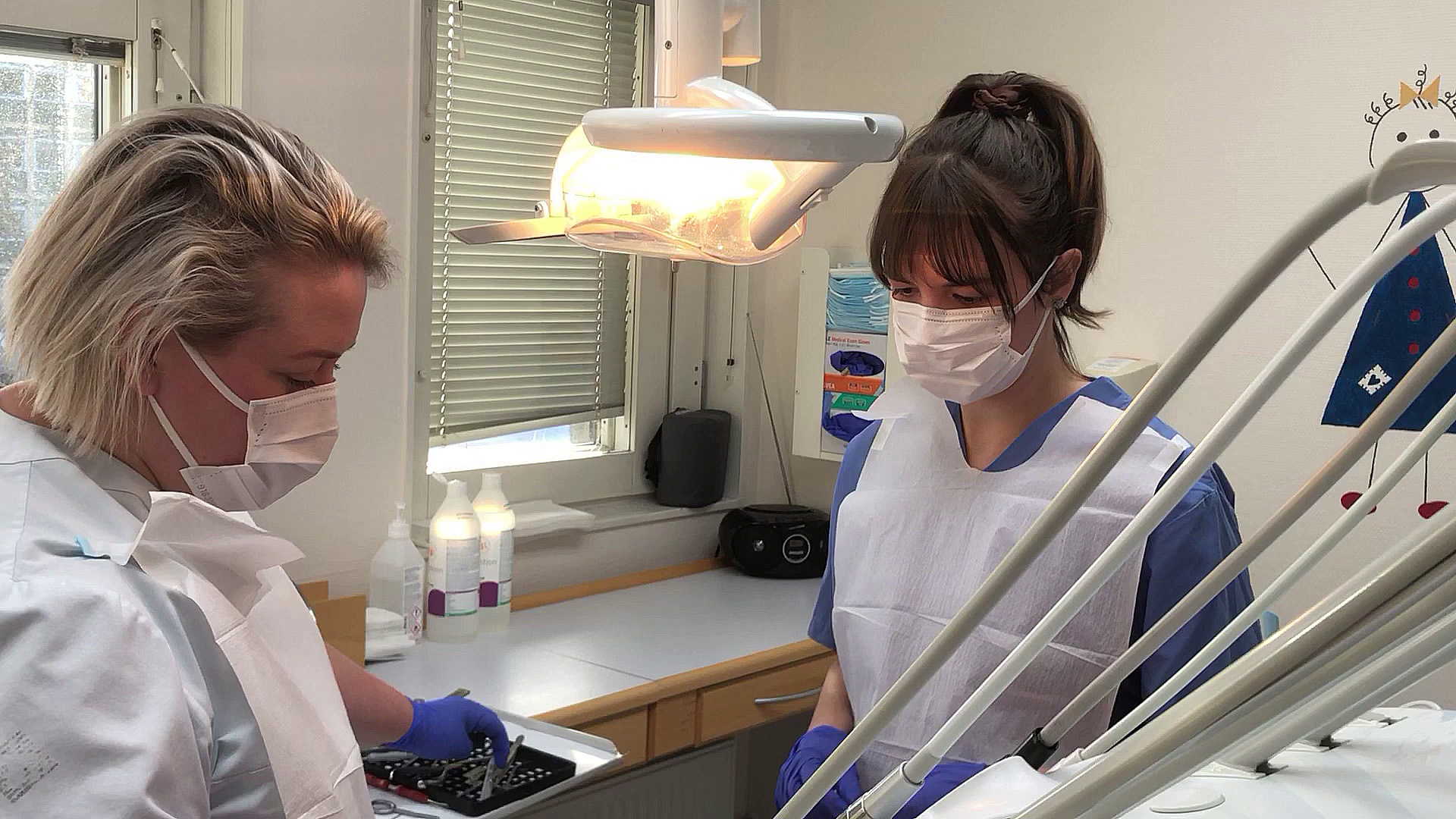Under lärlingstiden har Sabina Jagebo bland annat fått assistera tandläkare inom specialisttandvården. Här hjälper hon ortodontisten Elin Hägglund.